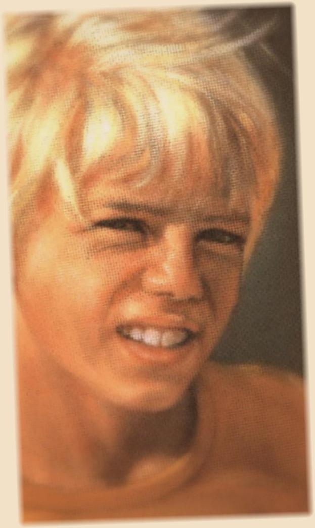 Het leven Het leven biedt meer dan alleen, haat en onheil! Natuurlijk zijn er ook mooi dingen, in het leven. Het bestaan van elke mens is uniek! Niemand is meer of minder, We zijn allen gelijk. Ik ben eerlijk, Kinderen vind ik nu eenmaal mooier, Dan mensen die de leeftijd van 20 jaar bereikt hebben. Tja das geen afwijking, Maar dood normaal Kinderen hebben iets wat volwassenen niet hebben. Kinderen hoeven zich nog niet druk te maken, en hebben geen zorgen! Spelen fijn kijken nergens van op, hebben plezier in veelal alles. En ook Een ontwikkeling van een kind is mooi om te zien. Kortom dit is nog maar een klein stukje van het leven dat zo! Mooi is