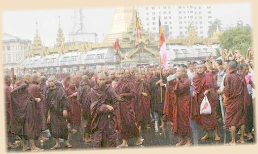 De boeddhistische geestelijk leiders dienen ervoor te zorgen dat de monniken de protesten staken, anders zal het leger zelf ingrijpen, zei minister van religieuze zaken, brigadegeneraal Thura Myint Maung, maandag in een op de staatstelevisie uitgezonden toespraak.