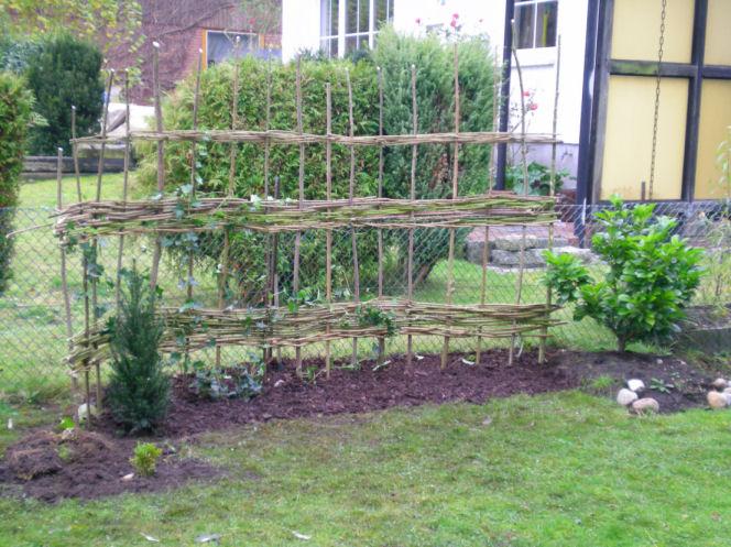 Grundgerüst im garten ideen mit sträuchern, flechtwerk und ...