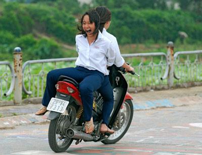 MẶC VÁY NÊN NGỒI 1 BÊN HAY 2 BÊN (chàng hảng ák)