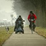 Man op scootmobiel mishandeld