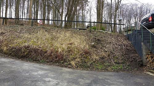 Wie Arbeitet Man An Einem Steilen Hang Neuer Stand Der Dinge Mein Ich Möchte Möglichst Wenig Dort Herumklettern In Zukunft Wäre Also Auch Mit Einer Langweiligen Lösung Zufrieden Wenn Sie Nur Pflegeleicht Ist