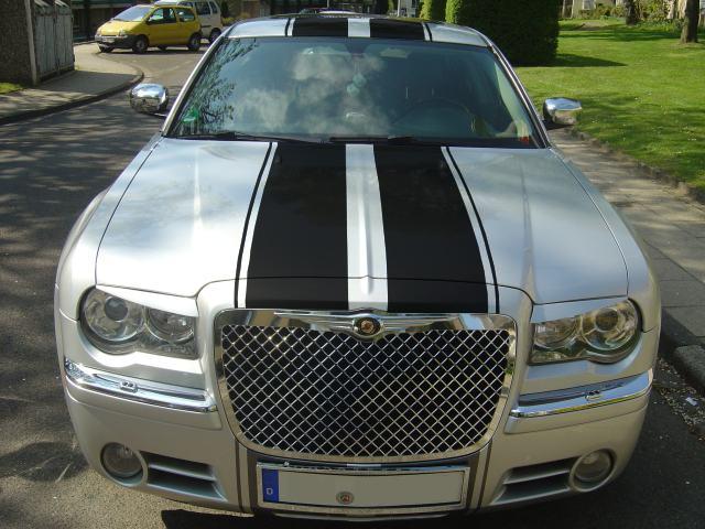 Silberner Sedan mit Racing Stripes - Chrysler 300c Forum